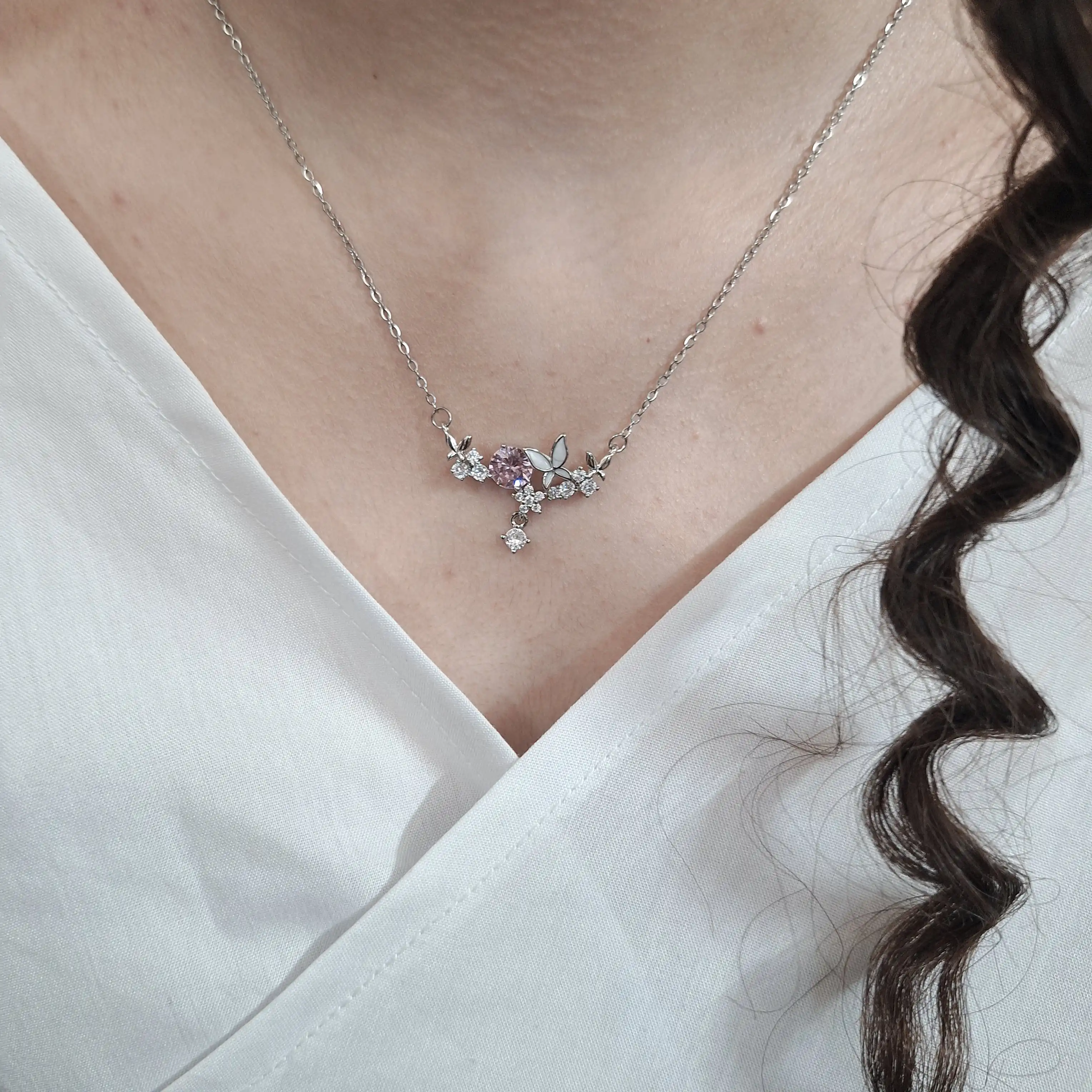 گردنبند گل و پروانه نقره ای