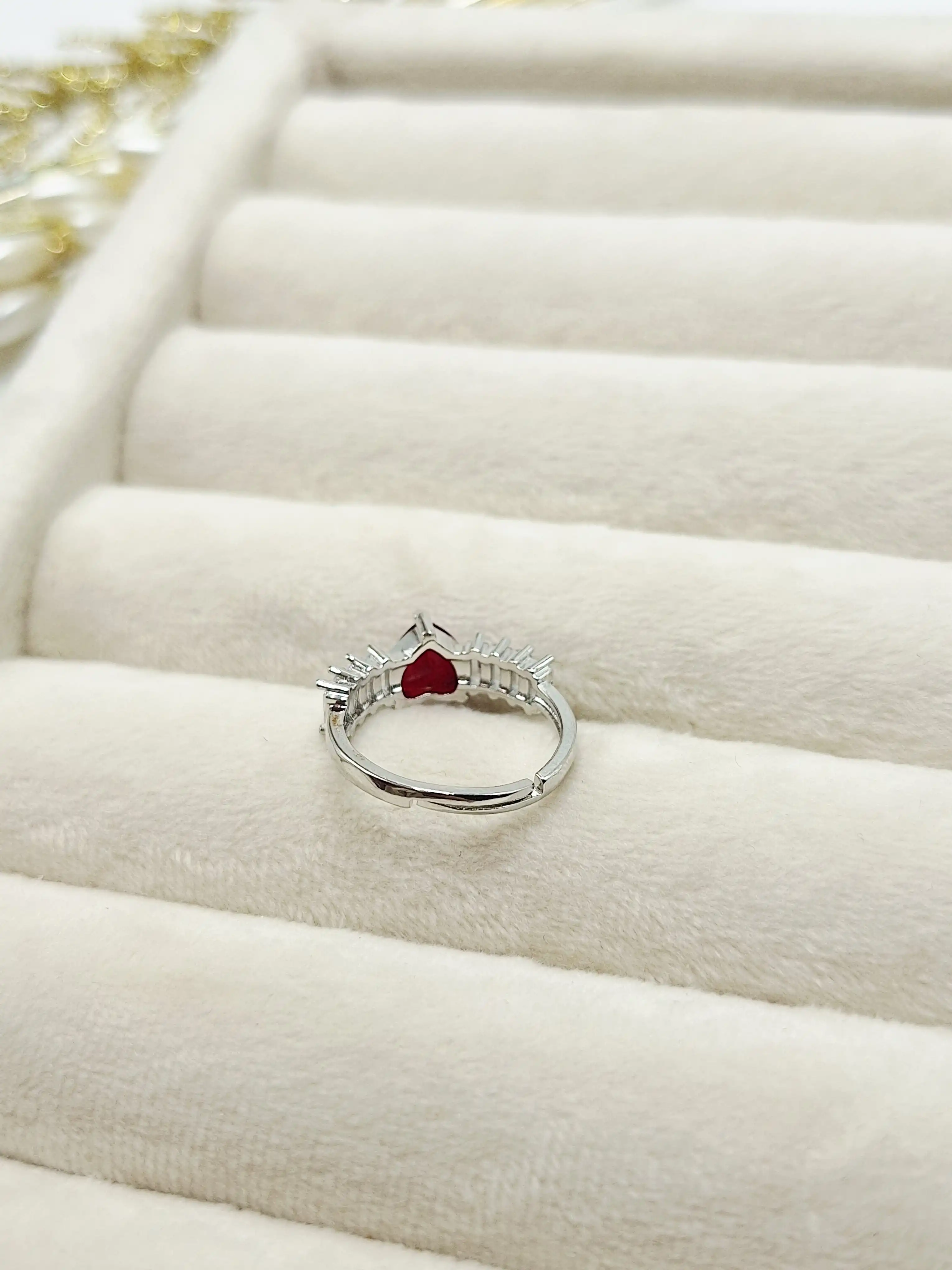 انگشتر جواهری نگین دار رنگ قرمز فری سایز <قابل تنظیم>